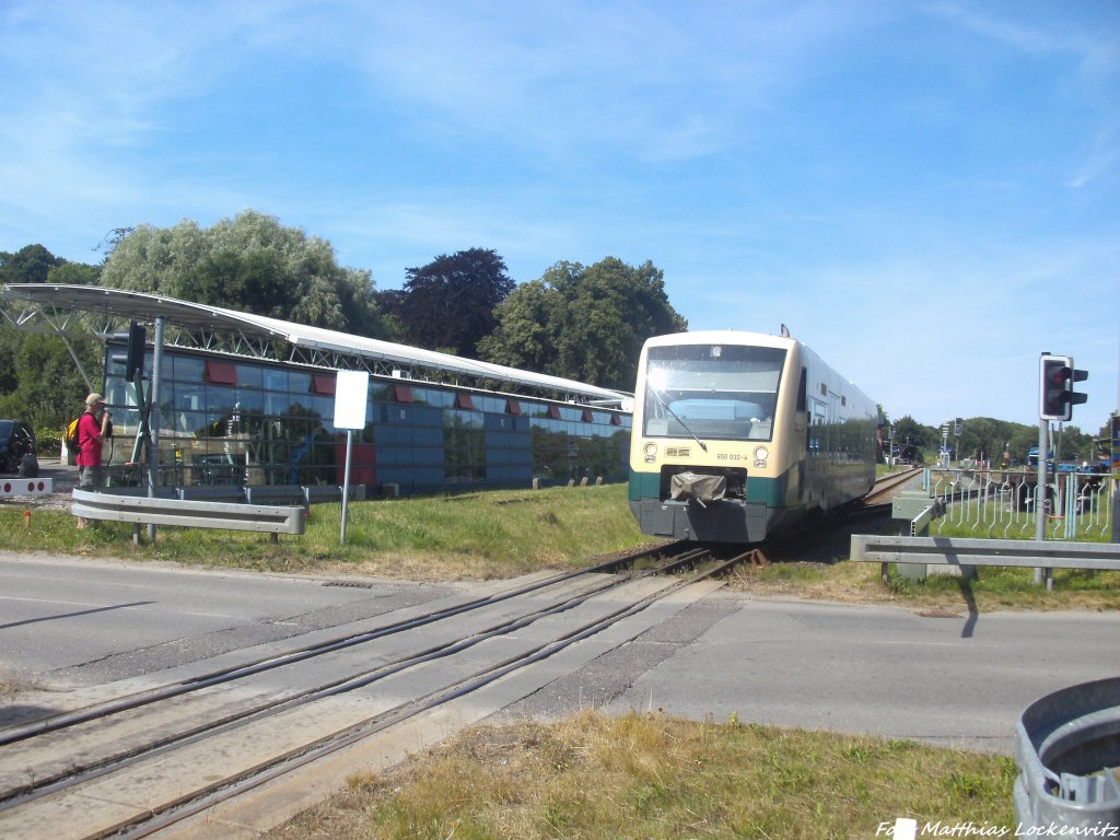 PRESS 650 032-4 unterwegs nach Putbus bei der Ausfahrt aus Putbus am 5.8.13