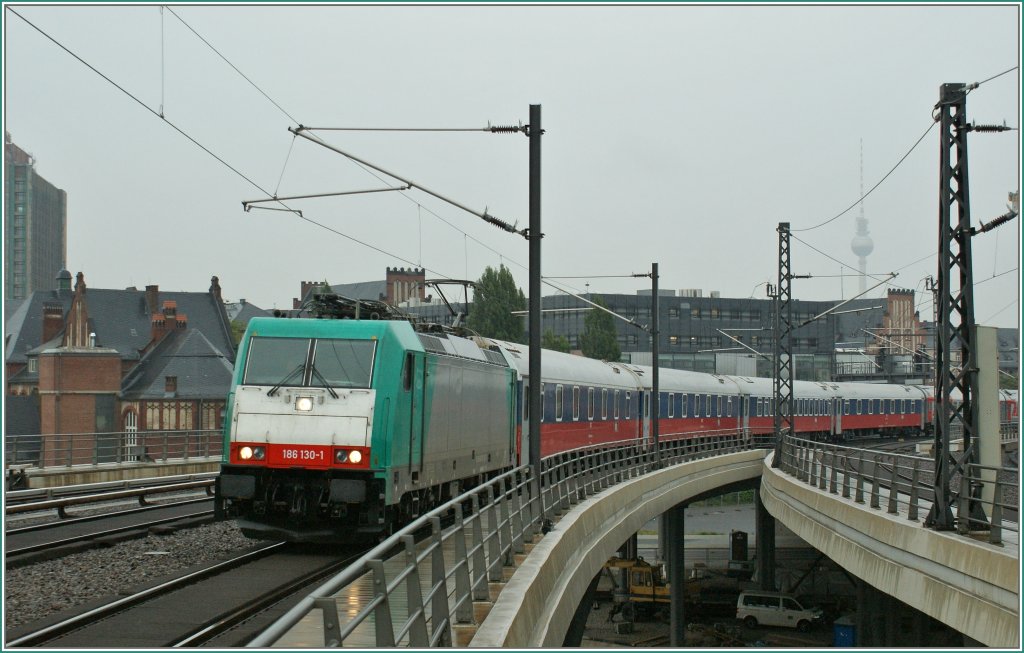 Pnktlich erreicht die 186 130-1 mit dem Nachtschnellzug aus Moskau (mit div. Kurswagen) Berlin Hbf. 
14.09.2010