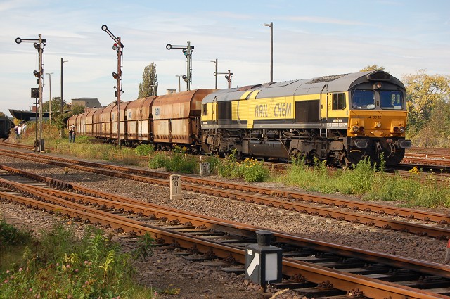 Rail4Chem 6602 mit einem Kohlezug bei der Ausfahrt in Zeitz; 03.10.2010 (Foto: Dampflok015)