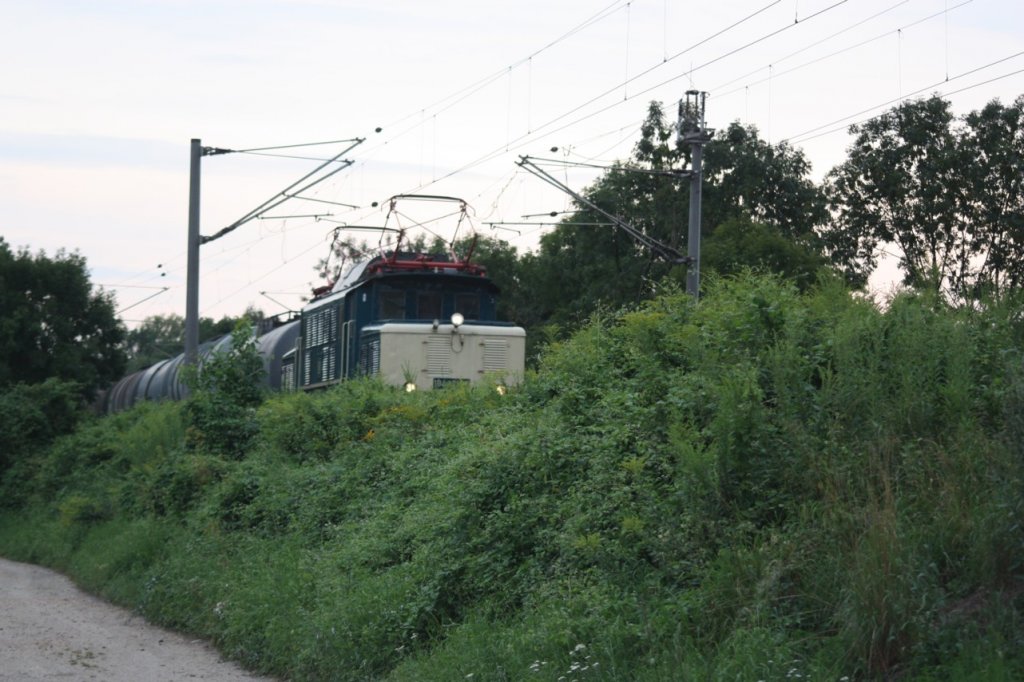 Rail4U 194 178- 0, die eigentlich die 194 580 ist, mit Kesselwagen Richtung Gro�korbetha, in Naumburg; 29.07.2011 (Foto: Peter Stumpf)