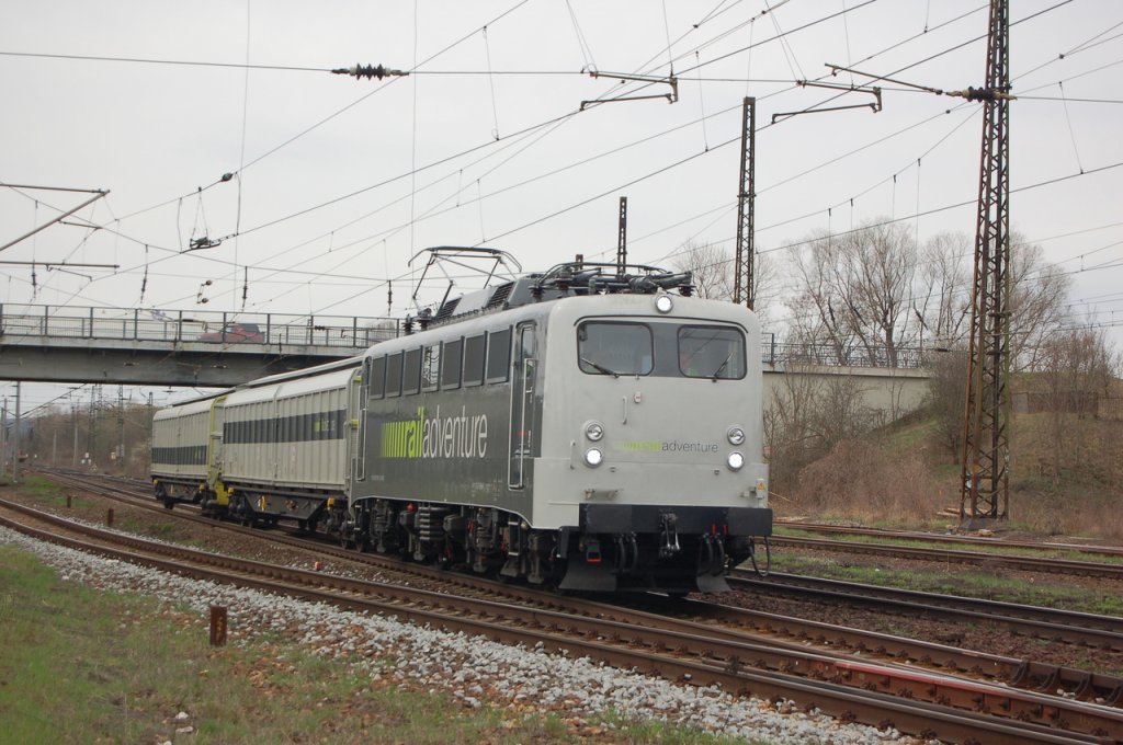 RailAdventure 139 558-1 mit zwei RailAdventure Wagen Richtung Gro�korbetha, am 19.04.2013 in Naumburg Hbf. (Foto: dampflok015)