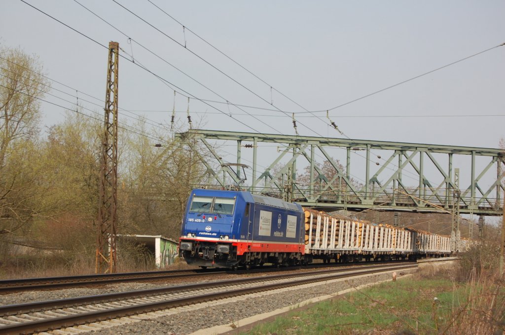 Raildox 185 409-0 mit einem Holzzug Richtung Gro�heringen, am 21.04.2013 bei der Einfahrt in Naumburg Hbf. (Foto: dampflok015)