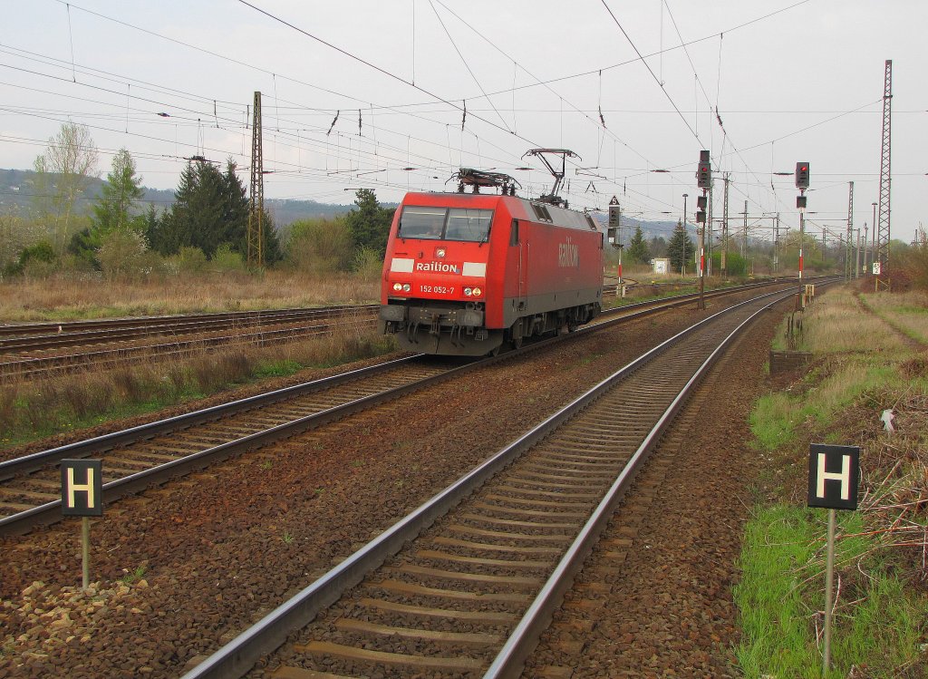 Railion 152 052-7 als Tfzf Richtung Gro�heringen, am 13.04.2012 in Naumburg Hbf. 
