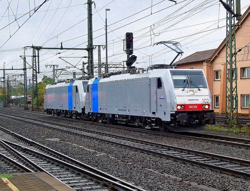 Railpool 186 102 leider eine kleine Bewegungsunschrfe vorne und 186 110 am 10.10.09 in Fulda
