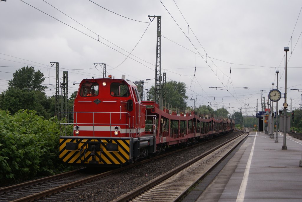 Rangierlok der Firma Bahnen der Stadt Monheim mit einem Leerzug in Dsseldorf-Oberbilk am 30.05.2010