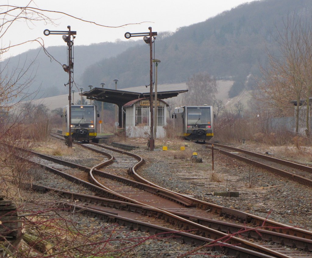 RB 34870 nach Wangen und RB 34871 nach Naumburg Ost, w�hrend der Kreuzung im Bf Laucha; 28.01.2011
