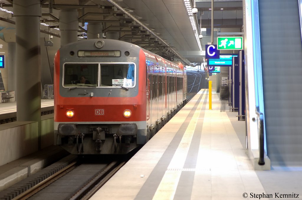 RB13 / S-Ergnzung (RB 28863) mit S-Bahnsteuerwagen [50 80 27 - 33 126-5 Bxf 796.1] aus Dsseldorf in Berlin Hbf(tief). 11.01.2011