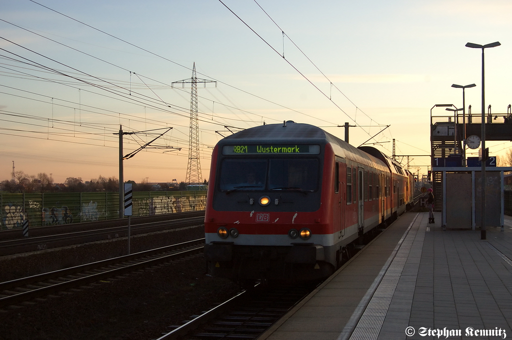 RB13 (RB 18775) von Berlin Spandau nach Wustermark bei der Einfahrt in Wustermark. Geschoben hatte die 143 574-2. 20.12.2011