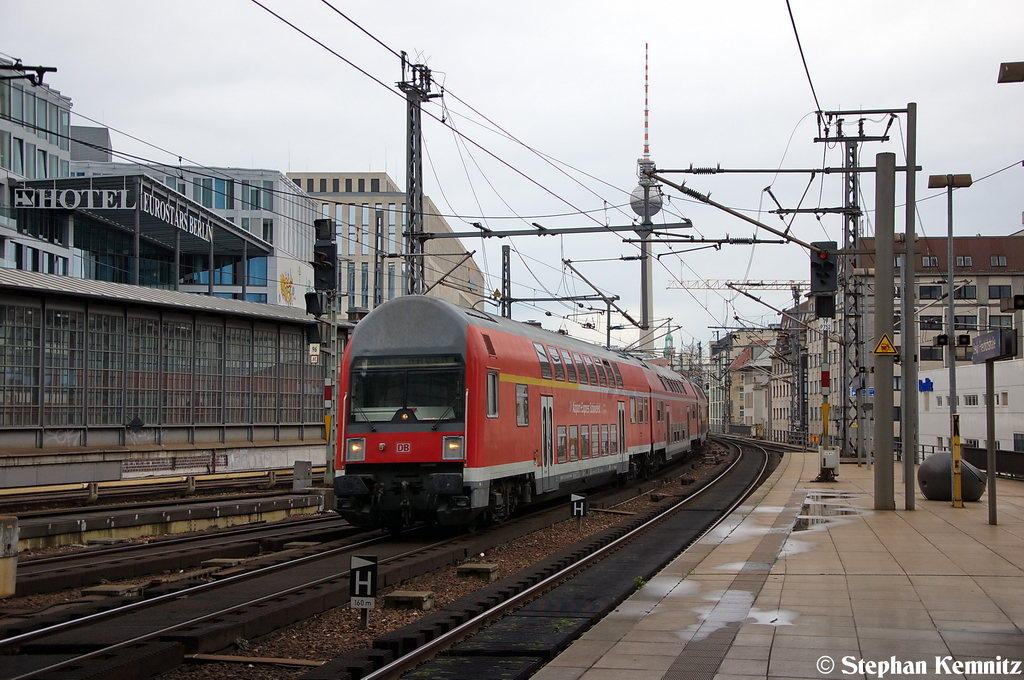 RB14 (RB 18914) von Berlin-Schnefeld Flughafen nach Nauen, bei der Einfahrt in den Bahnhof Berlin Friedrichstrae. Geschoben hatte die 143 251-7. 03.11.2012