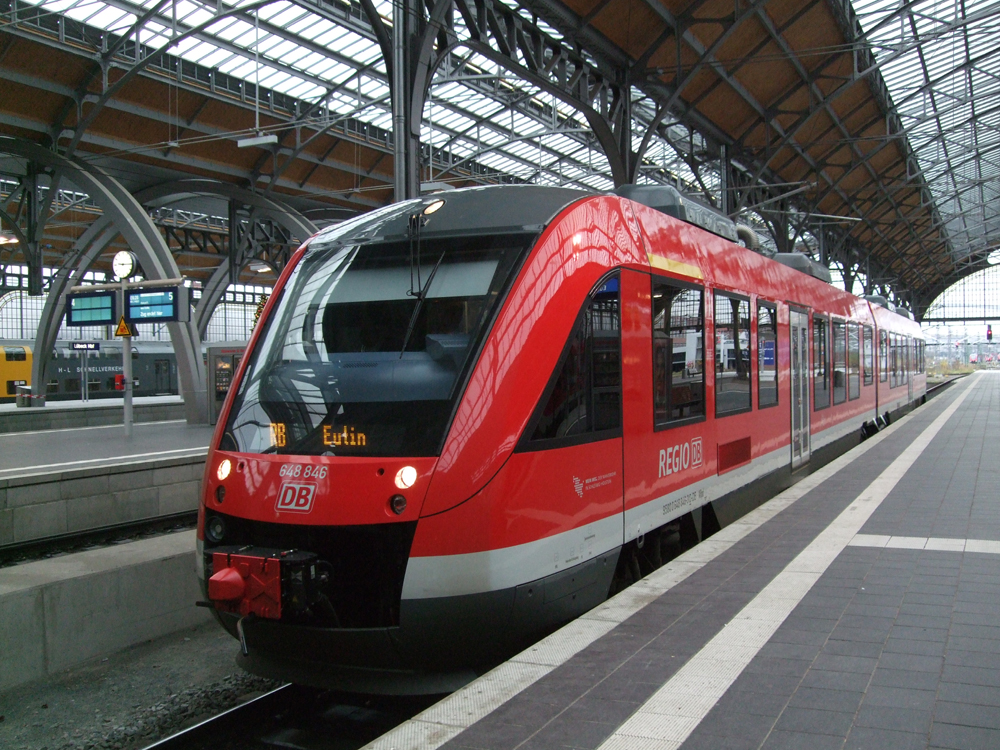 RB21662 von Lbeck Hbf.nach Eutin wartet im Lbecker Hbf auf Fahrgste. (28.11.09)