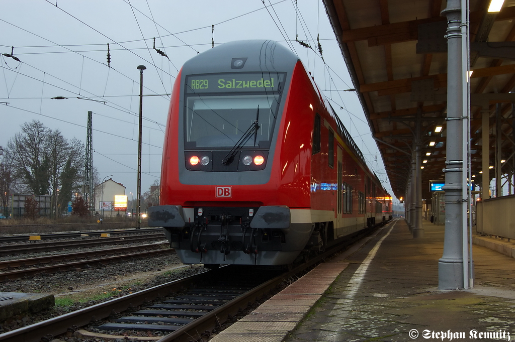 RB29 (RB 27572) von Stendal nach Salzwedel im Stendaler Hbf. Gezogen hatte die 114 007-8. 22.12.2011