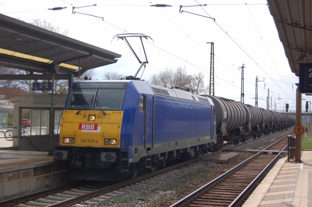 RBB 146 519-4 mit Kesselwagen Richtung Gro�korbetha, am 19.04.2013 in Naumburg Hbf. (Foto: dampflok015)