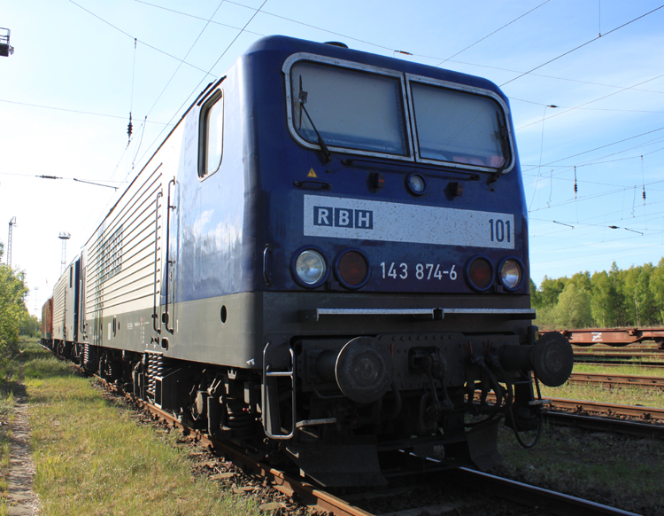 RBH 101(143 874-6)+RBH 110(143 084-2)+185 012-2 warten in Hhe Haltepunkt Rostock-Dierkow auf den nchsten Einsatz.(01.05.2011)


