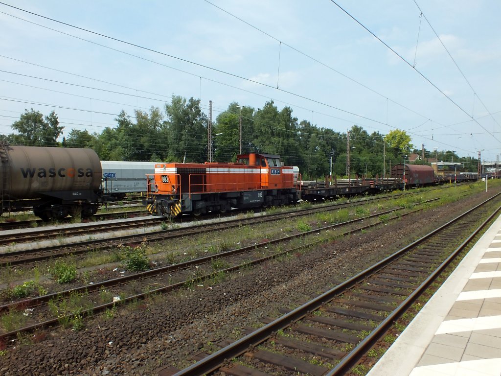 RBH-Lok 803 (98 80 0275 803-1 D-RBH) fhrt mit einem gemischten Gterzug in den Bahnhof Gladbeck-West ein. Der Zug wurde dort vom Lokfhrer zerlegt, die hinteren Wagen zur Bedienung der Bottroper Chemiewerke in den RBH-Teil des Bahnhofes berstellt.
16.7.13