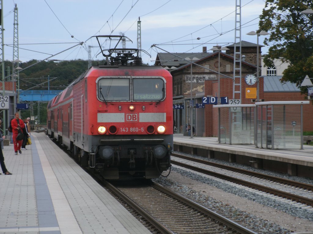 RE 13032 Binz-Stralsund hielt,am 19.September 2011,mit143 860 und Dostos von der Rostocker S-Bahn,in Bergen/Rgen.