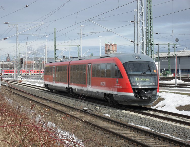 RE 33174 von Tessin Richtung Wismar kurz vor der Einfahrt im Rostocker Hbf.im Hintergrund zusehen die Rostocker Skyline und 2x628er.(07.03.10)