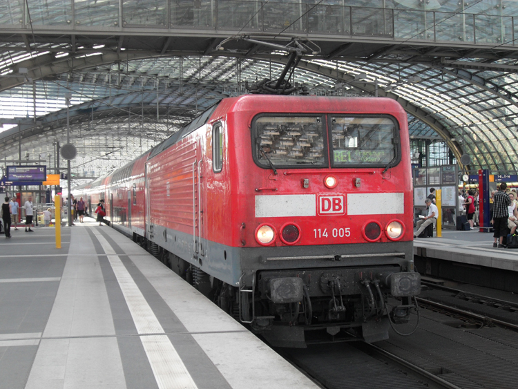 RE 38111 von Magdeburg Hbf Richtung Frankfurt(Oder)kurz nach der Ankunft im Berliner Hbf.(10.07.10)