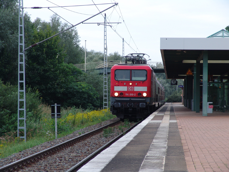 RE 38591 von Warnemnde Richtung Berlin Hbf(tief)bei der Durchfahrt in Rostock-Evershagen.(11.09.10)  