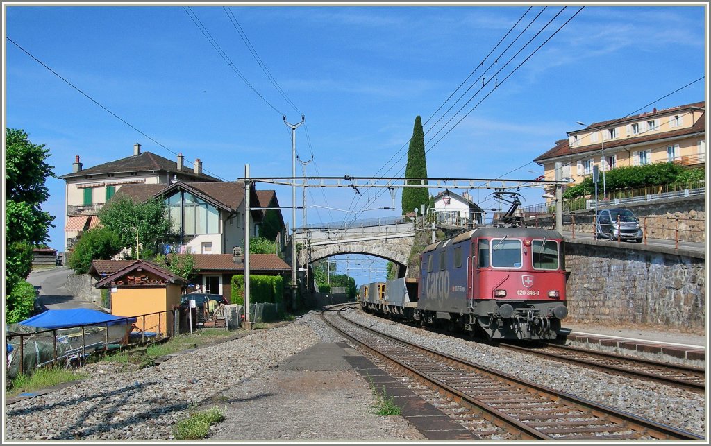 Re 420 346-9 mit einem Gterzug in Rivaz am 12. Juli 2010.