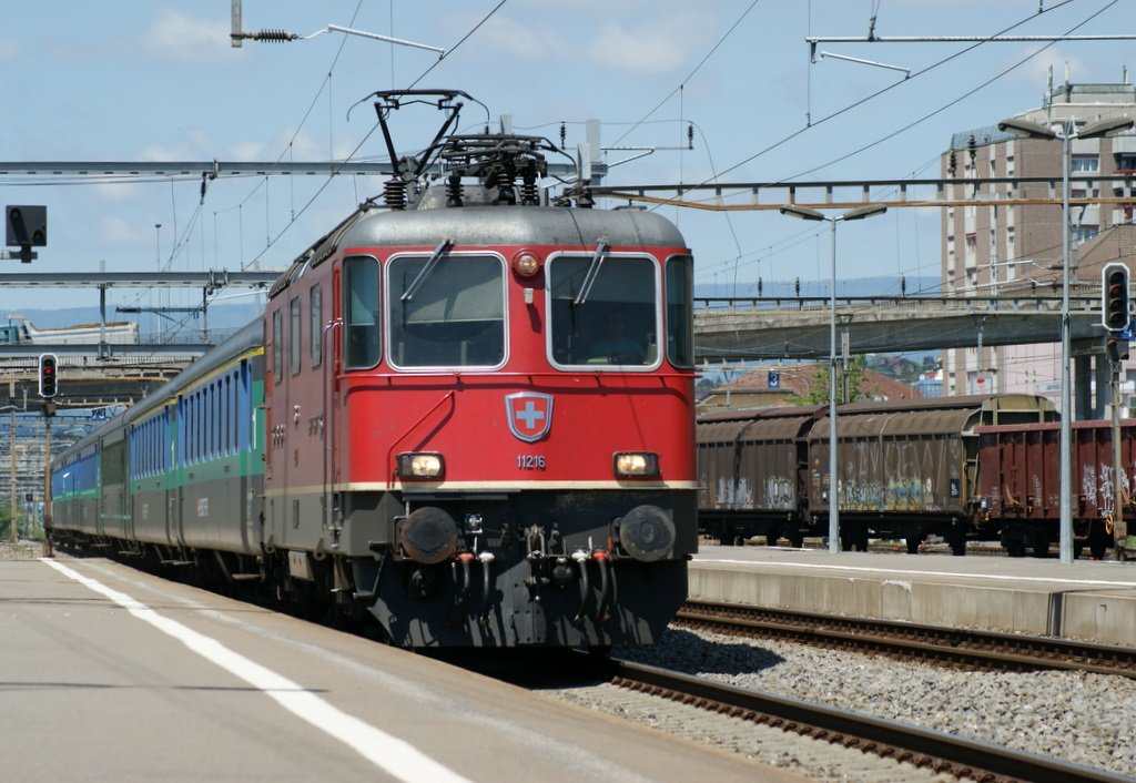 Re 4/4 II 11216 mit RE 2627 trifft in Renens VD.
4. Juni 2010