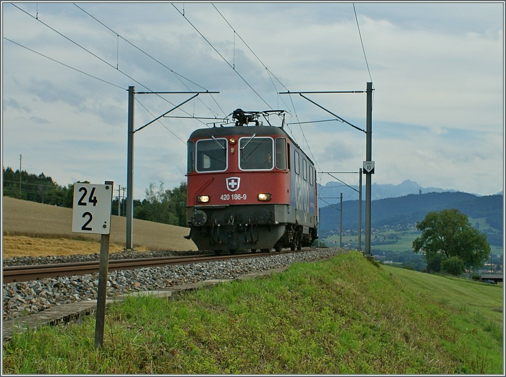 Re 4/4 II bei Oron. 
10. Aug. 2010