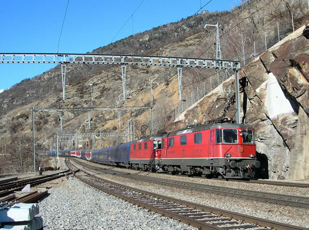 Re 4/4 II in Vielfachsteuerung mit dem CNL Hamburg - Brig bei Lalden am 9. Feb. 2008. 
