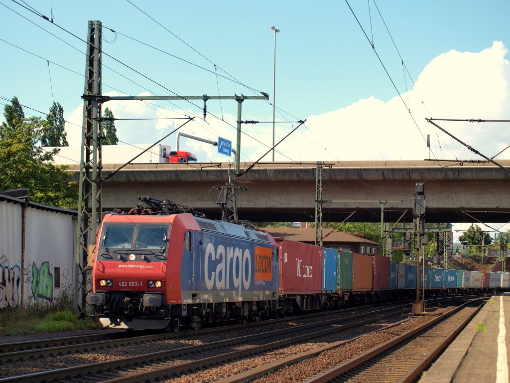 Re 482 003-1 fuhr am 4.9 mit einem Containerzug durch Hamburg-Harburg.