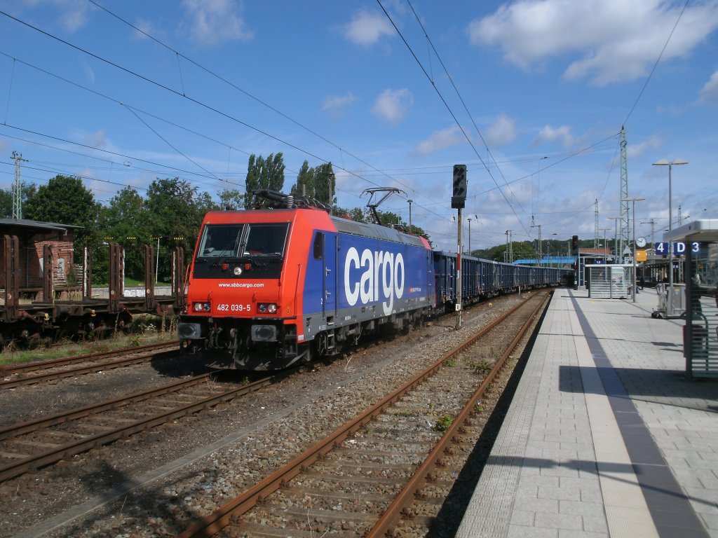 Re 482 039 schob den ersten Teil Kreidewagen,am 20.August 2011,in Bergen/Rgen auf ein Abstellgleis.