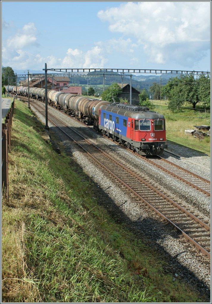 Re 620 058-8 mit einem Blockzug in Oron.
6. August 2010.
