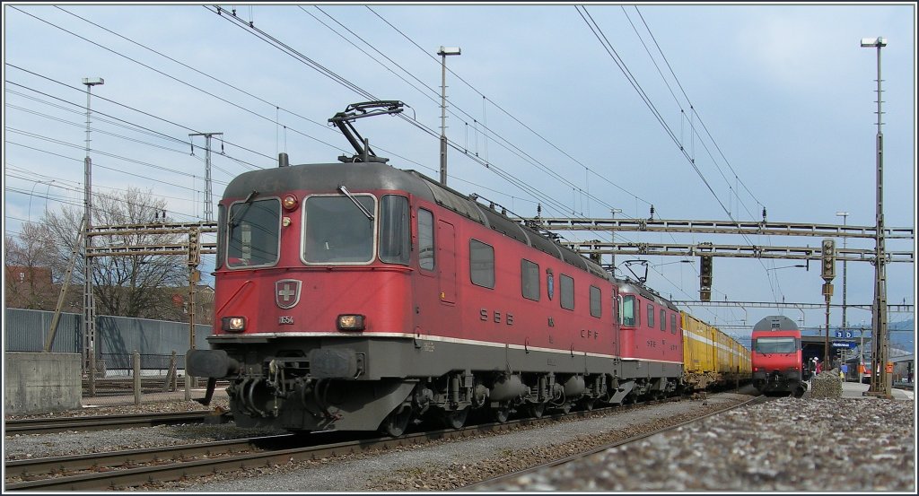 Re 6/6 11654 und eine Re 4/4 II mit einem Postzug in Rotkreuz. 
19. Mrz 2008