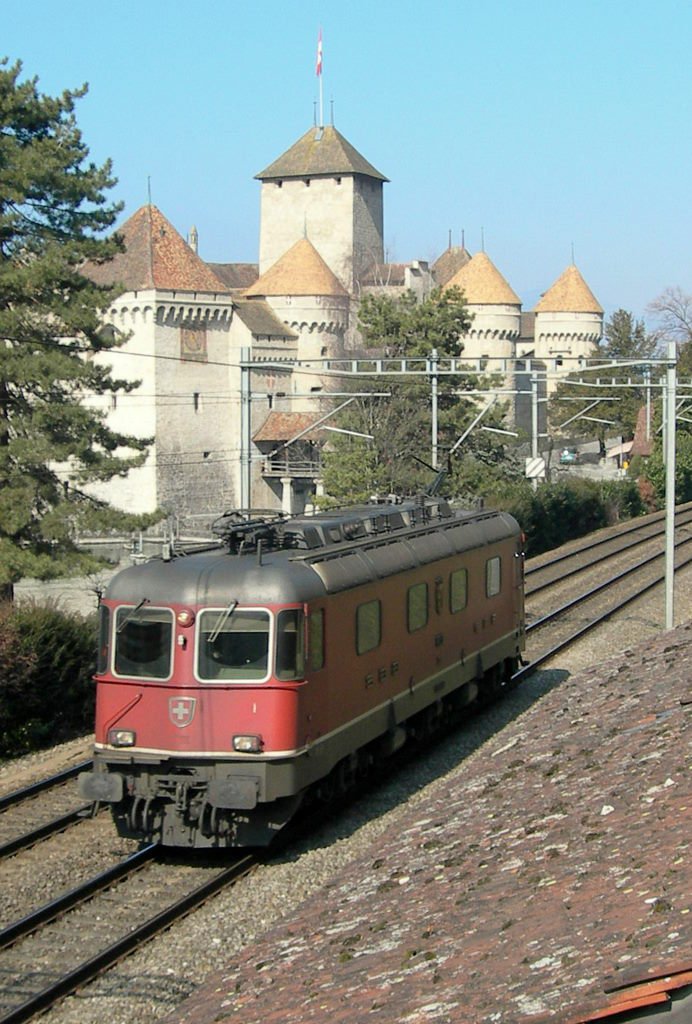 Re 6/6 beim Chteau de Chillon am 14. Mrz 2006.