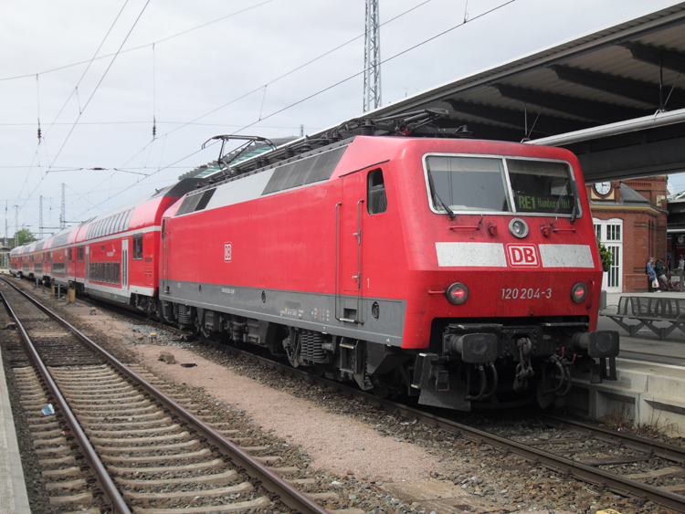 RE1 von Rostock Hbf Richtung Hamburg Hbf kurz nach der Ankunft im Rostocker Hbf.(30.07.10)