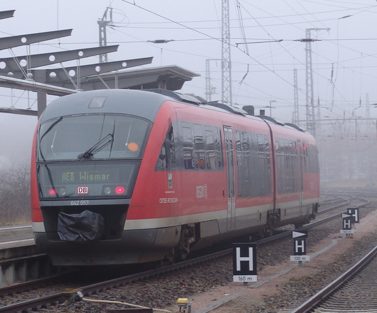 RE13124 von Tessin nach Wismar bei der Ausfahrt im Rostocker Hbf(23.01.2011)