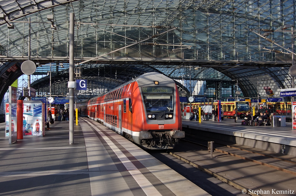 RE2 (RE 37377) von Rathenow nach Cottbus im Berliner Hbf und geschoben von der 112 103. 17.10.2011