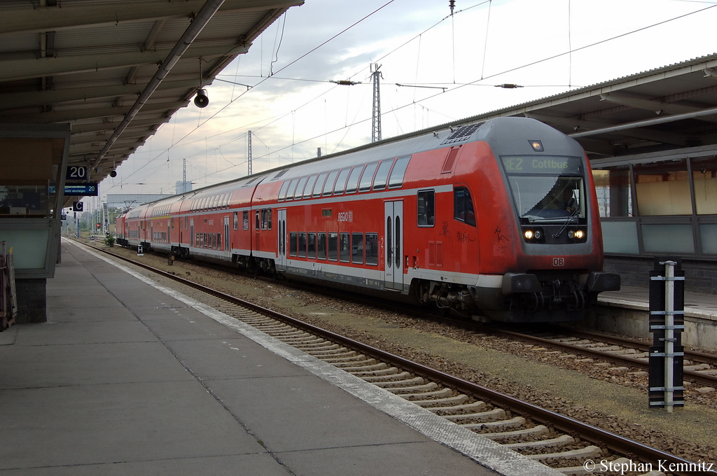 RE2 (RE 92033) von Berlin-Lichtenberg nach Cottbus in Berlin-Lichtenberg. Geschoben von der 112 185. 06.10.2011