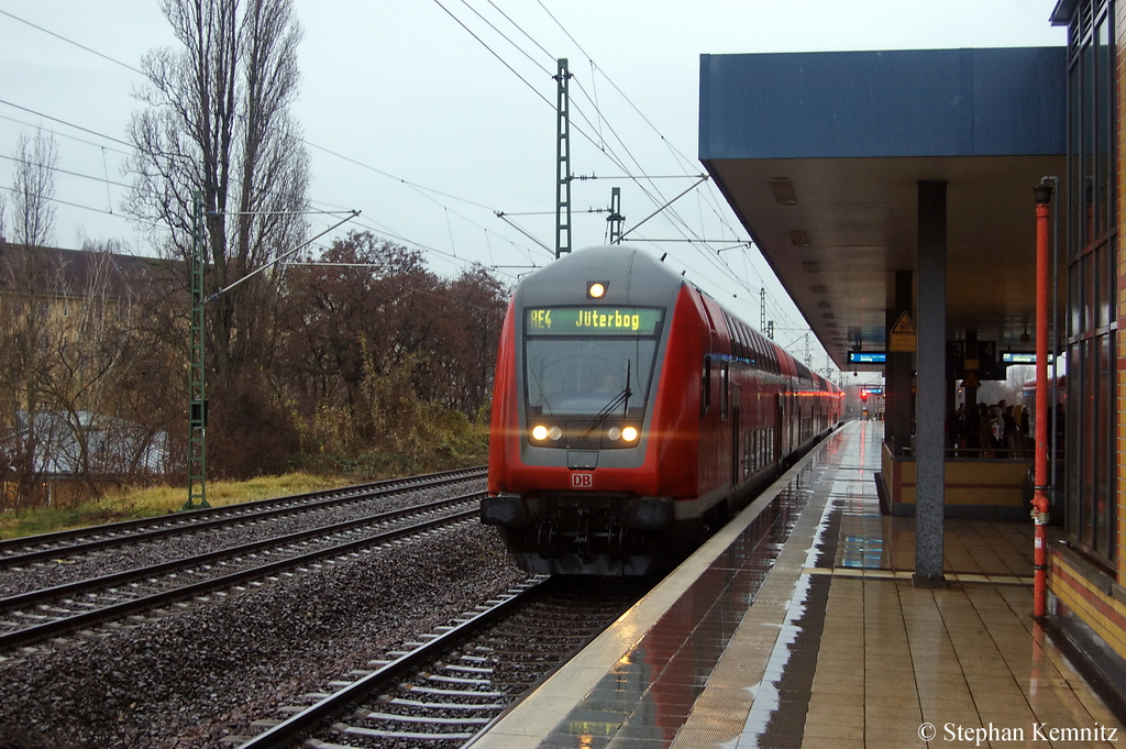 RE4 (RE 37309) von Rathenow nach Jterbog in Berlin Jungfernheide. Geschoben hatte die 112 104. 13.12.2011