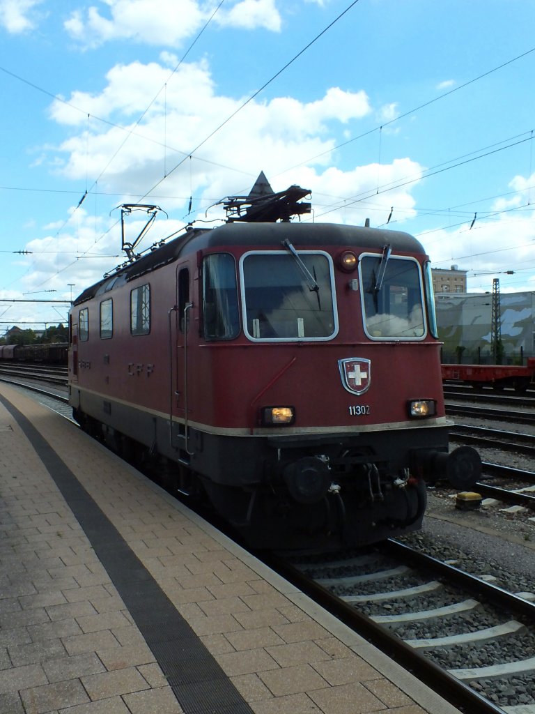 Re4/4  11302 nach der Ausfahrt des Intercitys nach Stuttgart. Bis zur Ankunft des nchsten Intercitys in Richtung Zrich zwei Stunden spter abgestellt.