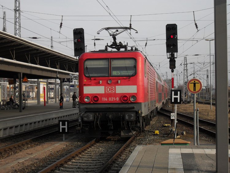 RE5 bei der Ausfahrt im Rostocker Hbf(18.03.10)