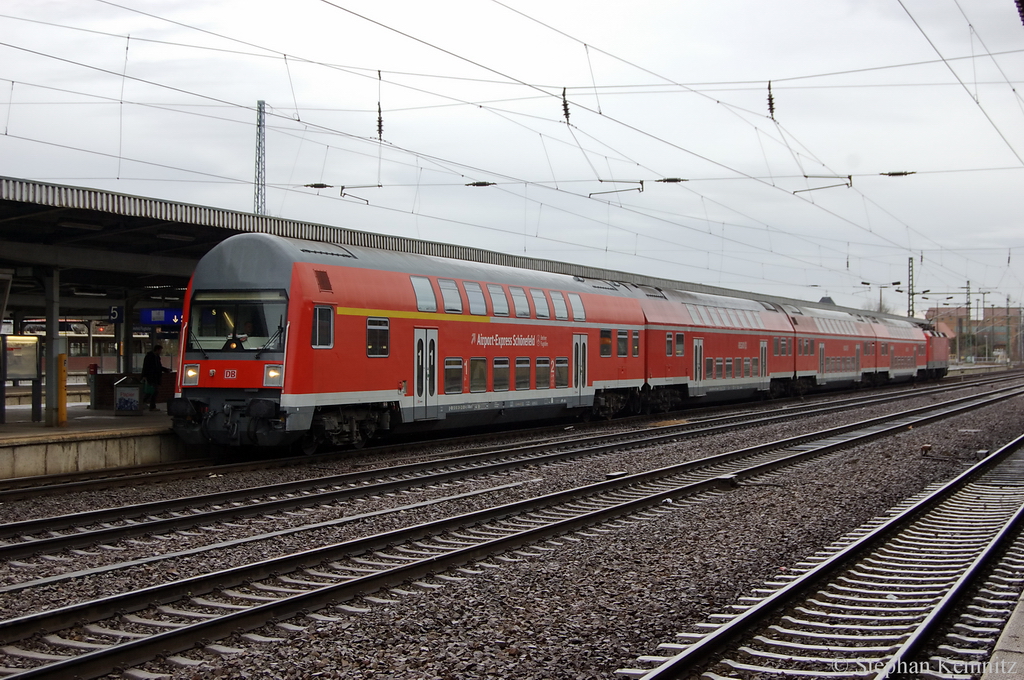 RE7 (RE 18257) von Wnsdorf-Waldstadt nach Berlin Zoologischer Garten in Berlin-Schnefeld Flughafen. Geschoben hatte 143 843-1. 13.12.2011