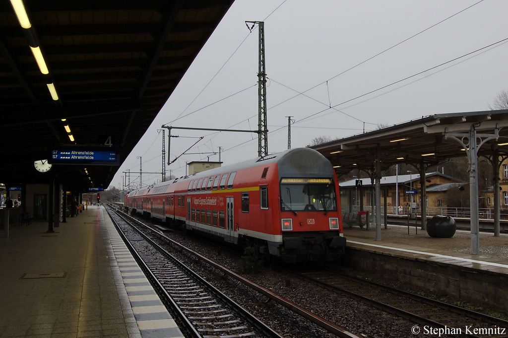 RE7 (RE 18715) von Berlin Wannsee nach Bad Belzig in Berlin Wannsee. 13.12.2011