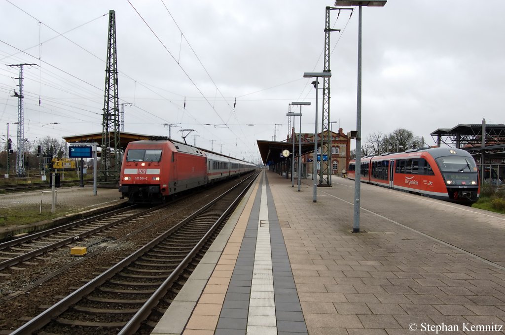 Rechts auf Gleis 1a steht die 642 190/690 als RB (RB 36711) nach Rathenow und Links auf Gleis 2 steht die 101 084-2 mit dem IC 141 nach Berlin Ostbahnhof im Stendaler Hbf. 24.11.2010