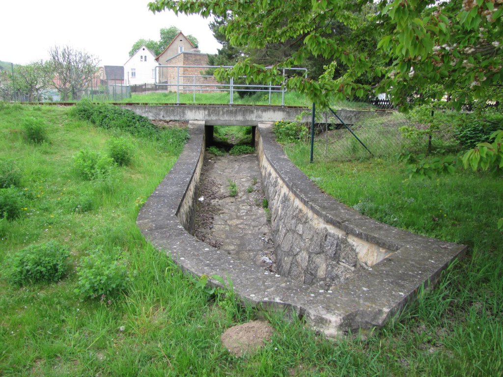 Regenwasserdurchlass in Ro�bach, zwischen Naumburg und Kleinjena; 02.05.2010