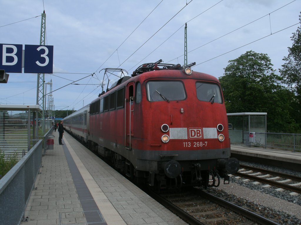 Regenwolken zogen am 03.Juni 2012 auf als 113 268-7 mit IC 2429 Binz-Kln in Bergen/Rgen hielt.