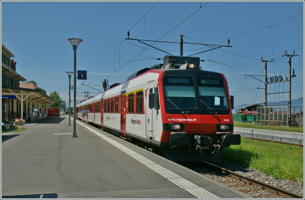 Regionalzug 4429 von St-Gingolph nach Brig beim Halt in Bouveret.
1. Juli 2013