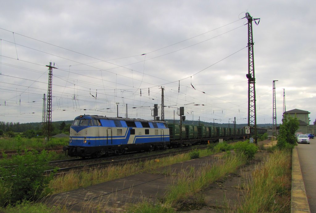 Rennsteigbahn 228 758-9 mit leeren M�llwagen von Gro�korbetha nach Ilmenau, am 26.06.2012 bei der Ausfahrt in Naumburg Hbf.