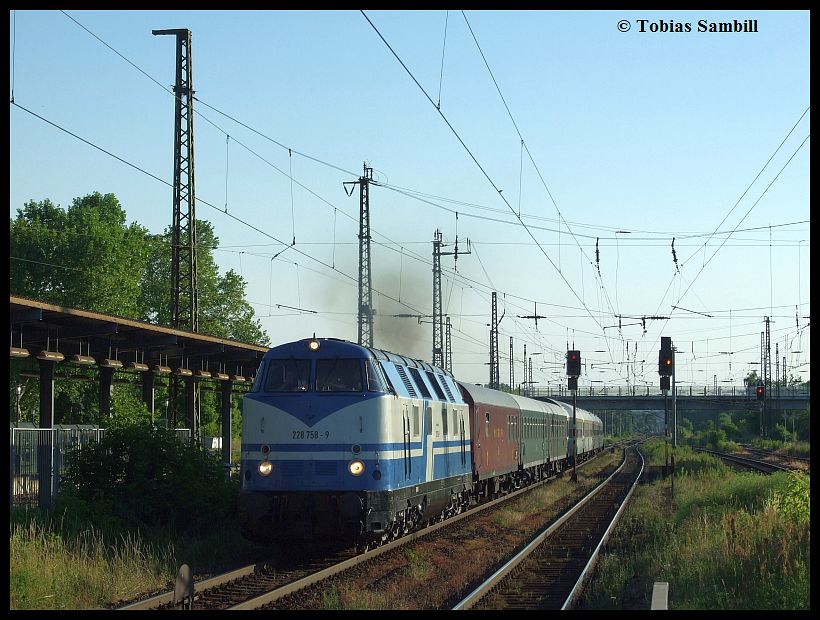 Rennsteigbahn 228 758-9 mit der Wagenr�ck�berf�hrung vom  Piratenexpress  Ilmenau - Bergen (R�gen), in Naumburg (S) Hbf; 29.06.2010 (Foto: Tobias Sambill)