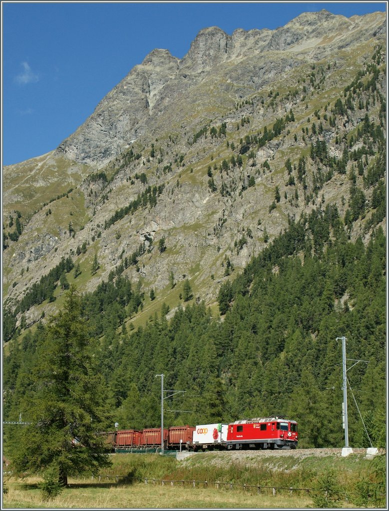 RhB Ge 4/4 II 624 mit einem Gterzug in Spinas.
12.09.2011