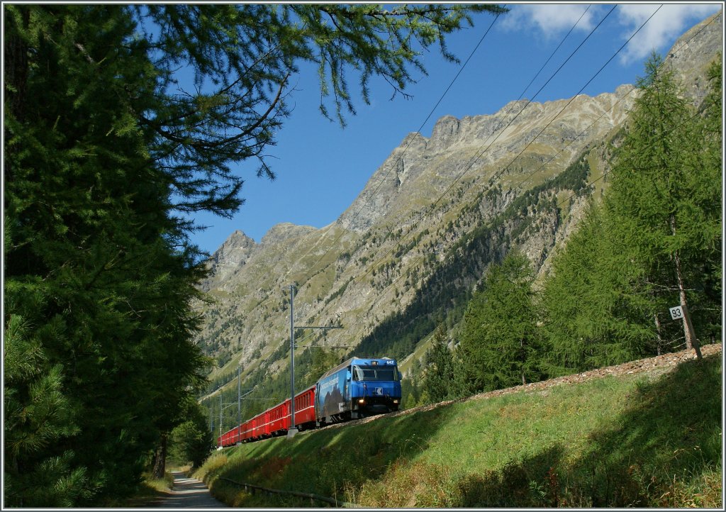 RhB Ge 4/4 III 647 mit einem Albula Schnellzug im Val Bever. 12.09.2011