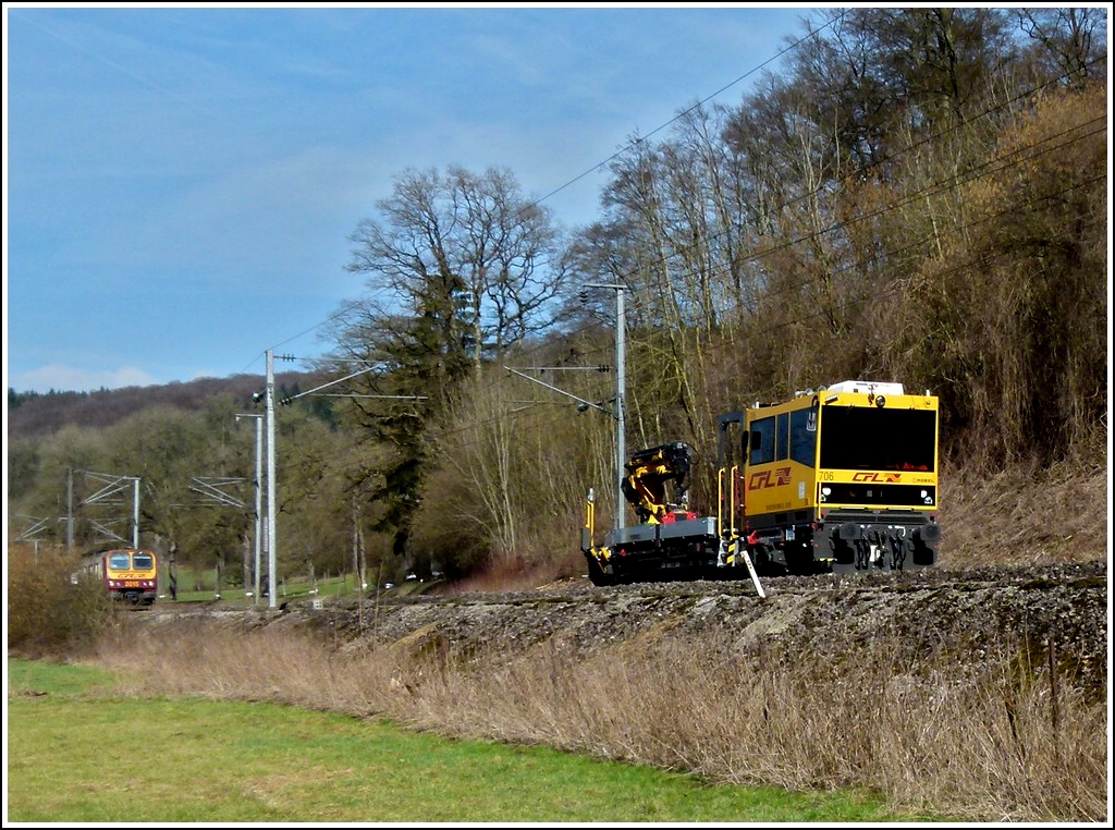 ROBEL IIF 706 trifft am 09.03.2012 den Triebzug Z 2015 zwischen Cruchten und Colmar-Berg. Bei allen ROBEL IIF kann der bestieg und der Aufstieg beidseitg erfolgen. Von hier hat man Zugang zur Kabine und zur Ladeflche. An der hinteren Pufferbrust befindet sich ein Gelnder, ein klappbarar berstieg, sowie beidseitig ein Hilfsaufstieg. An der vorderen Pufferbrust befindet sich ein Rangiertritt. (Hans)