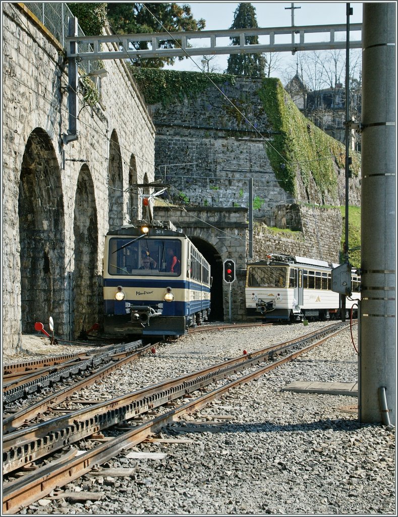 Rochers de Nayes Triebzge im der ursprnglichen und der neuen Farbgebung in Montreux.
26. Mrz 2012